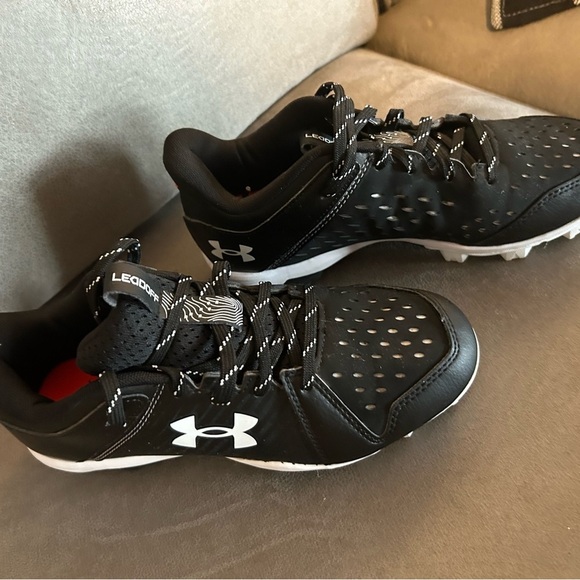 Reduced Under Armour Y5.5/W7 Leadoff Low Rubber Molded Baseball softball Cleat - Picture 2 of 10